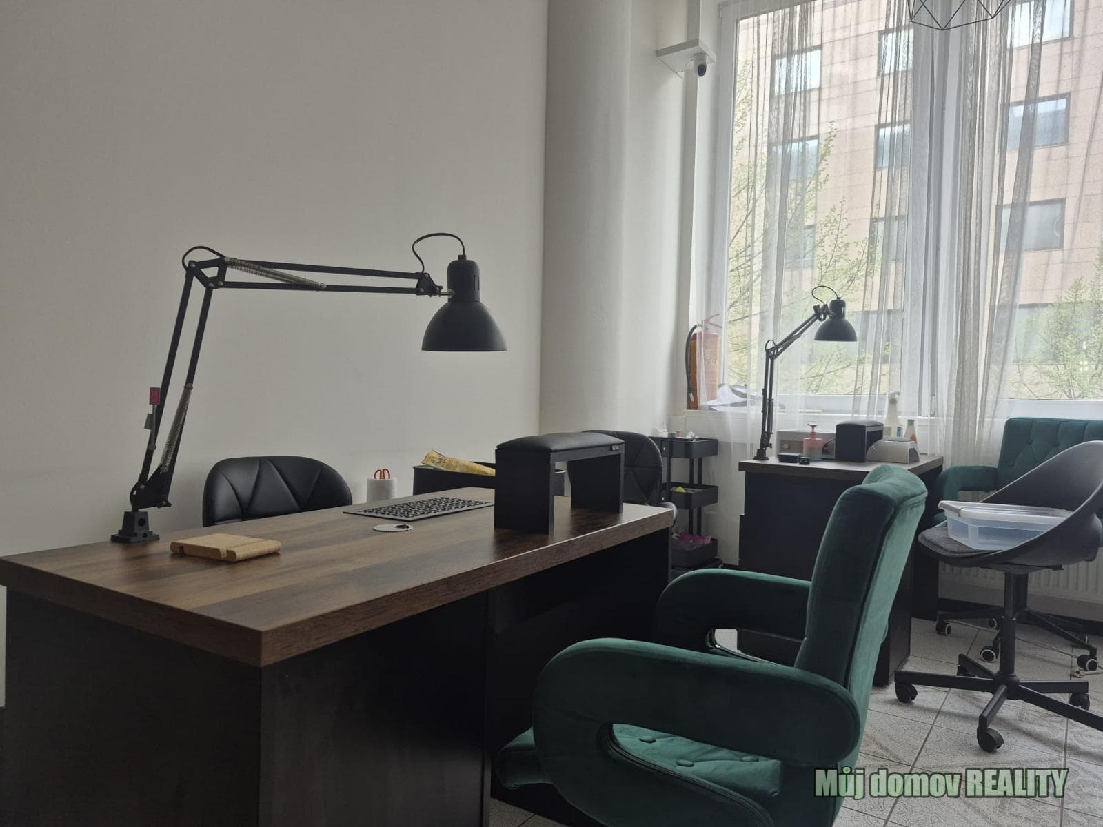 Nabízíme k pronájmu pracovní křesla k pronajmu v zavedeném salonu krásy v atraktivní lokalitě Libeň – foto 2