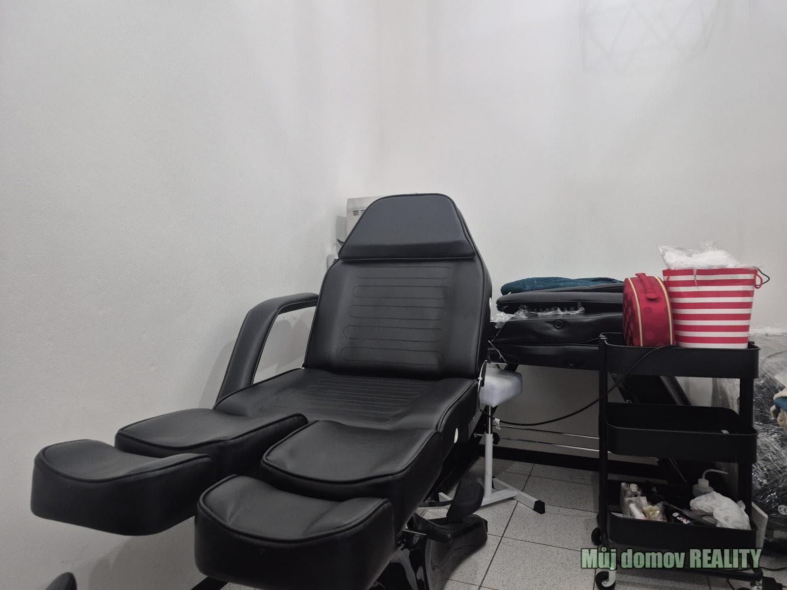 Nabízíme k pronájmu pracovní křesla k pronajmu v zavedeném salonu krásy v atraktivní lokalitě Libeň – foto 3