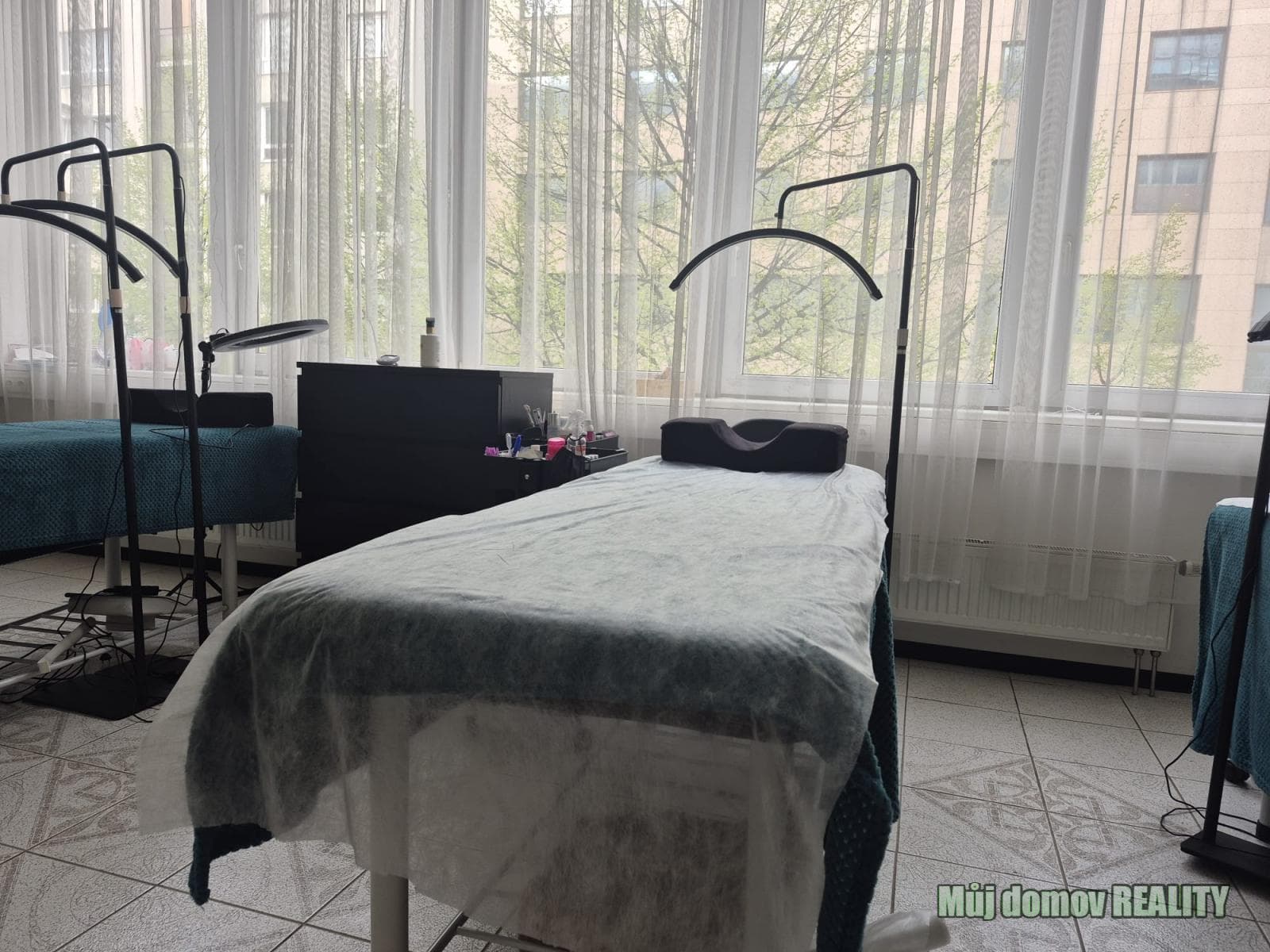 Nabízíme k pronájmu pracovní křesla k pronajmu v zavedeném salonu krásy v atraktivní lokalitě Libeň – foto 4