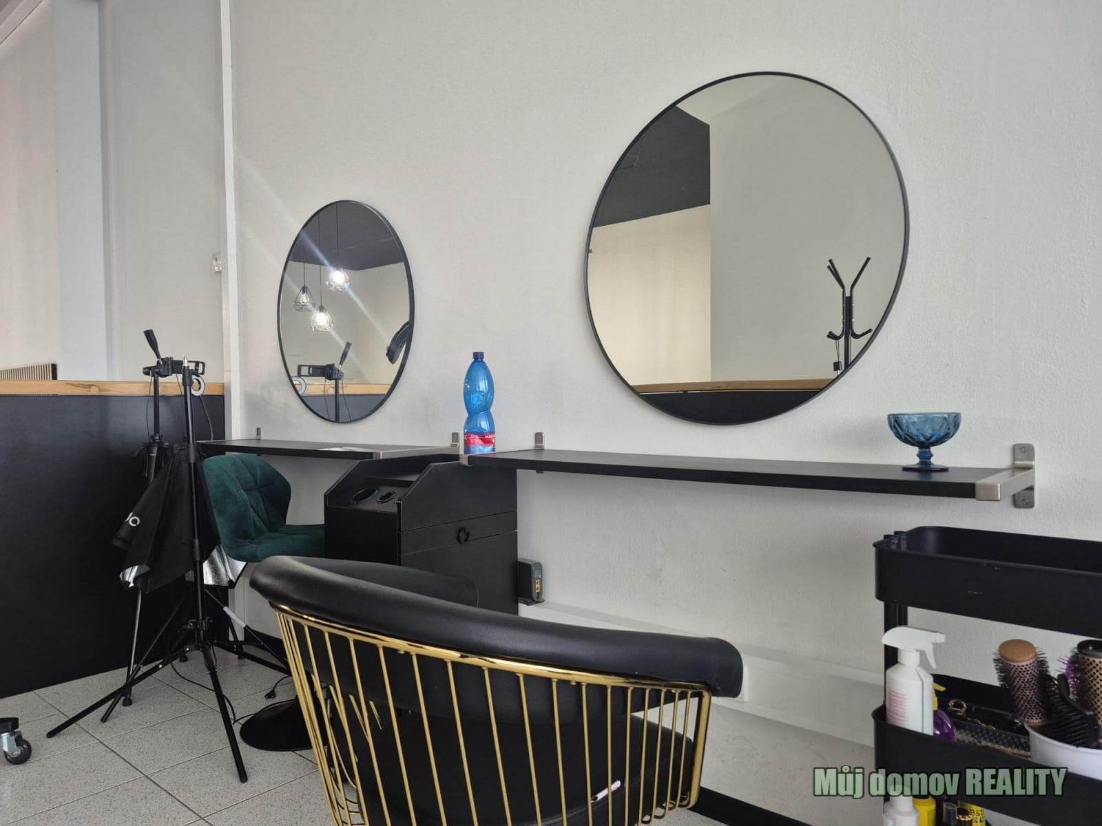 Nabízíme k pronájmu pracovní křesla k pronajmu v zavedeném salonu krásy v atraktivní lokalitě Libeň – foto 5
