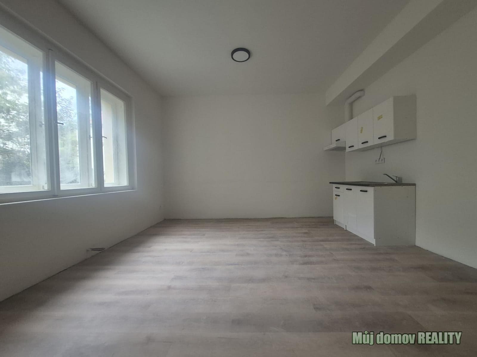 Pronájem nového bytu 1+kk, 30 m² Na Truhlářce, Praha 8 Libeň – foto 2