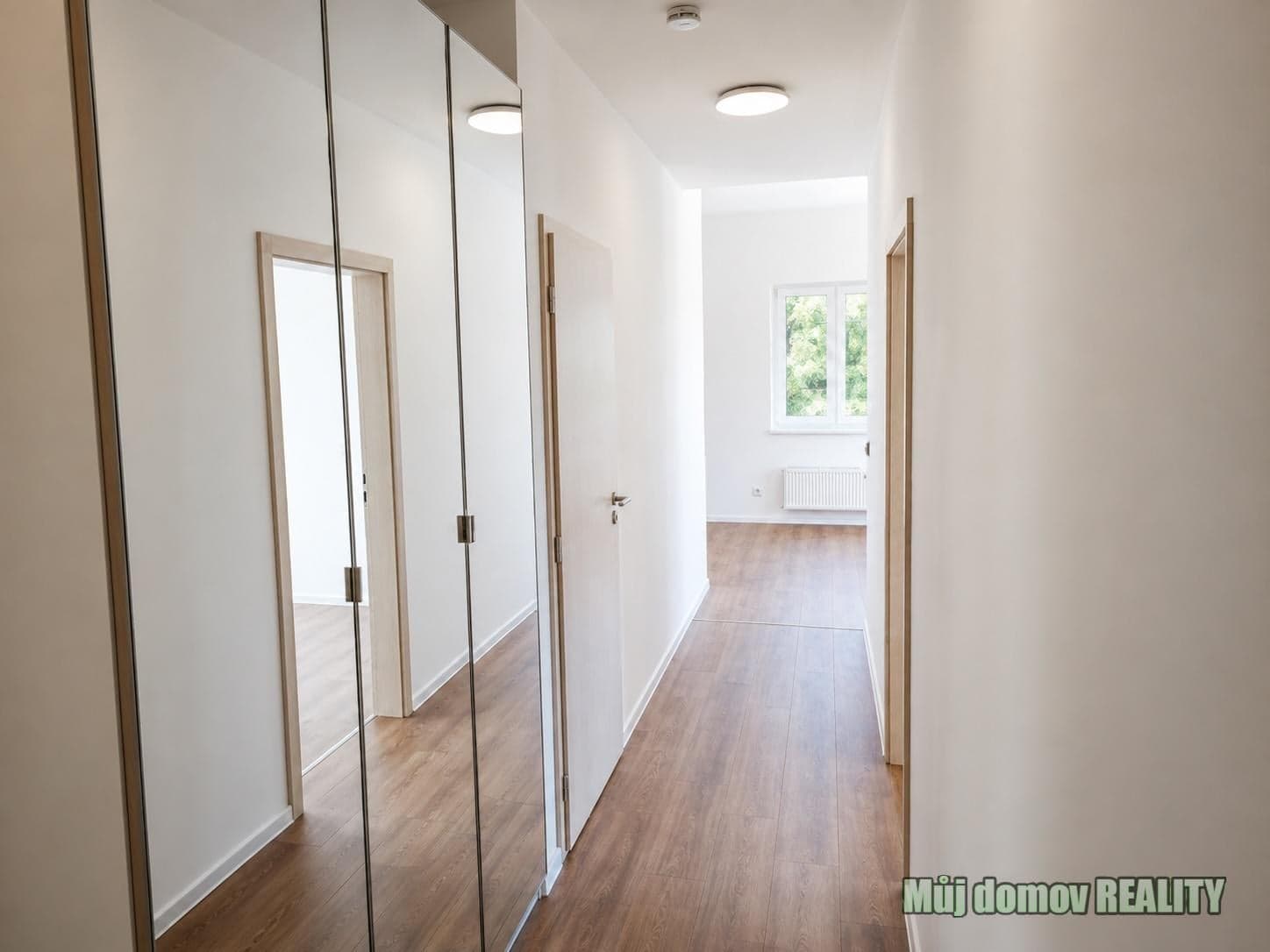 Pronájem moderního bytu 2+kk s velkou terasou 26 m² Praha 10, Hostivař – foto 4