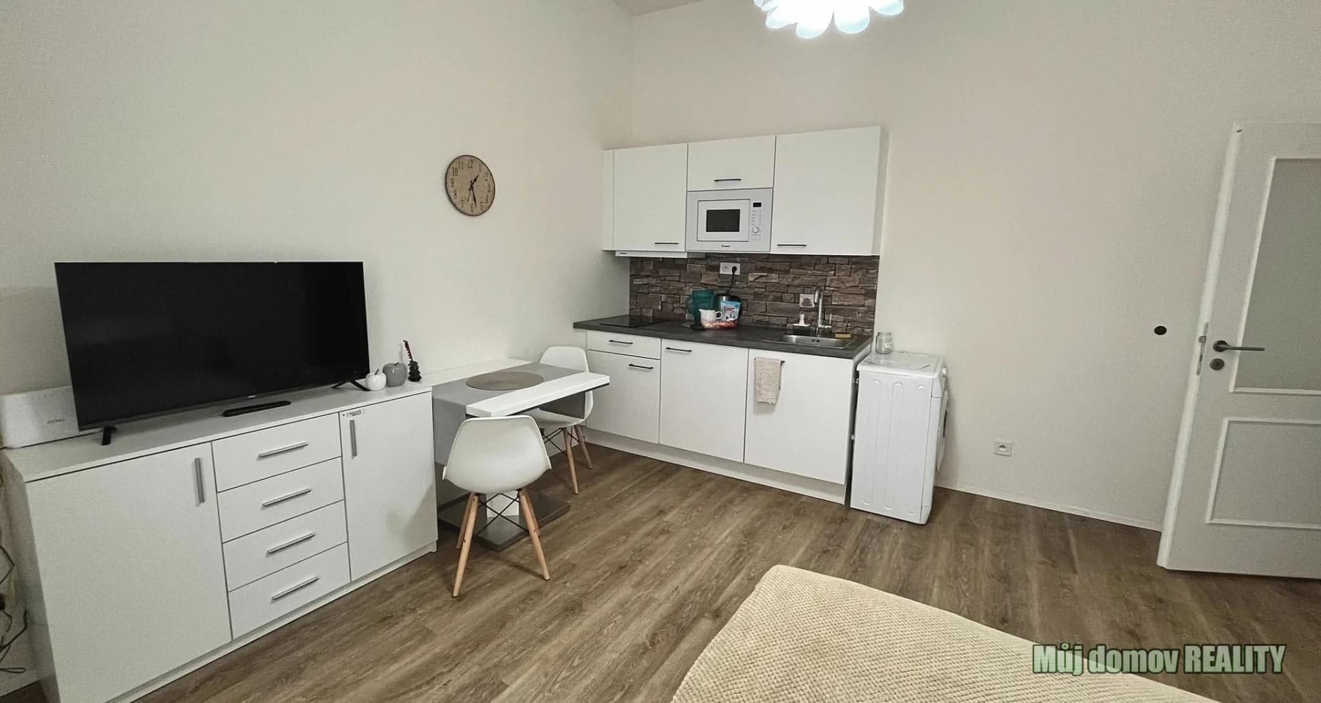 Pronájem útulného a kompletně zařízeného bytu 1+kk, 30 m² Praha 1, Nové Město, Petrská – foto 2