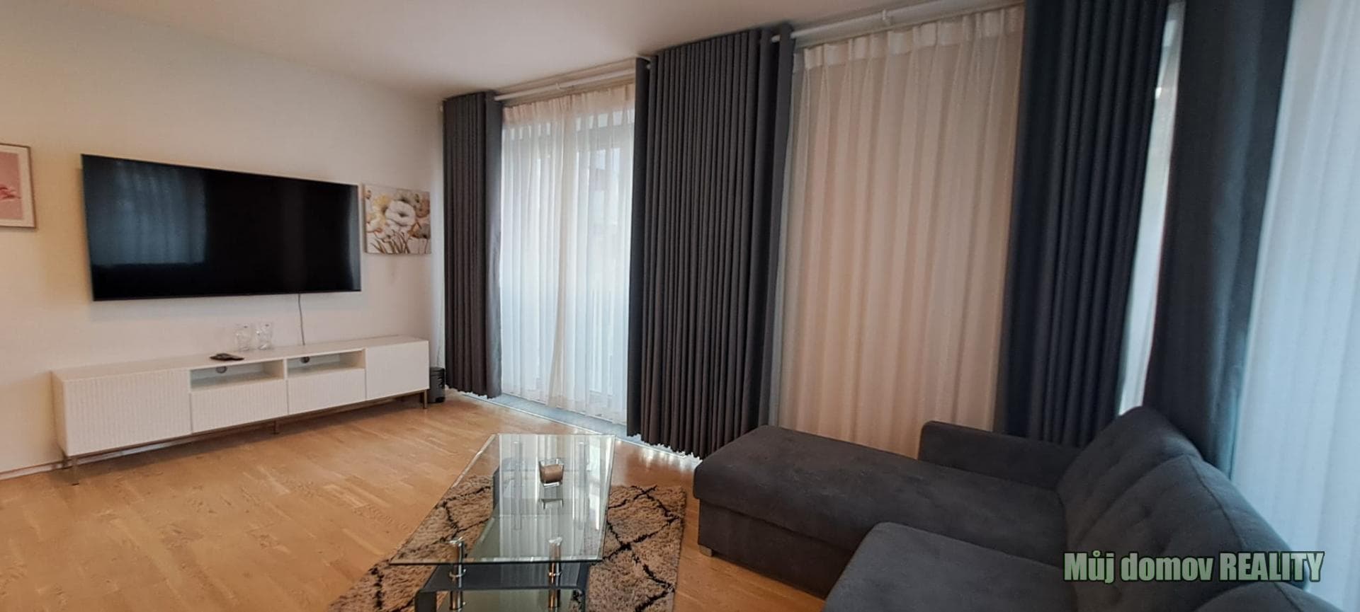 Pronájem kompletně zařízeného bytu 2+1, 79 m² Garden Towers, Praha 3 Žižkov – foto 2