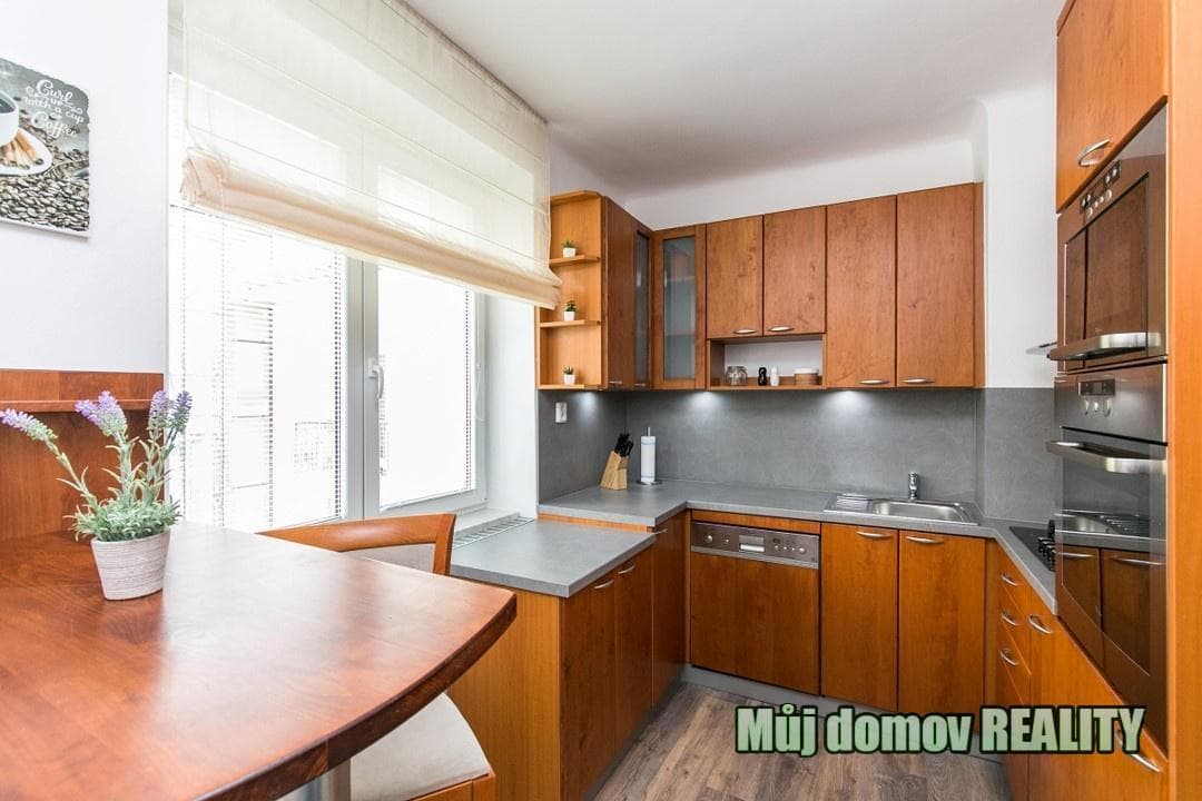 Pronájem luxusně zařízeného bytu 2+1 na Praze 6, Kladenská 541/36