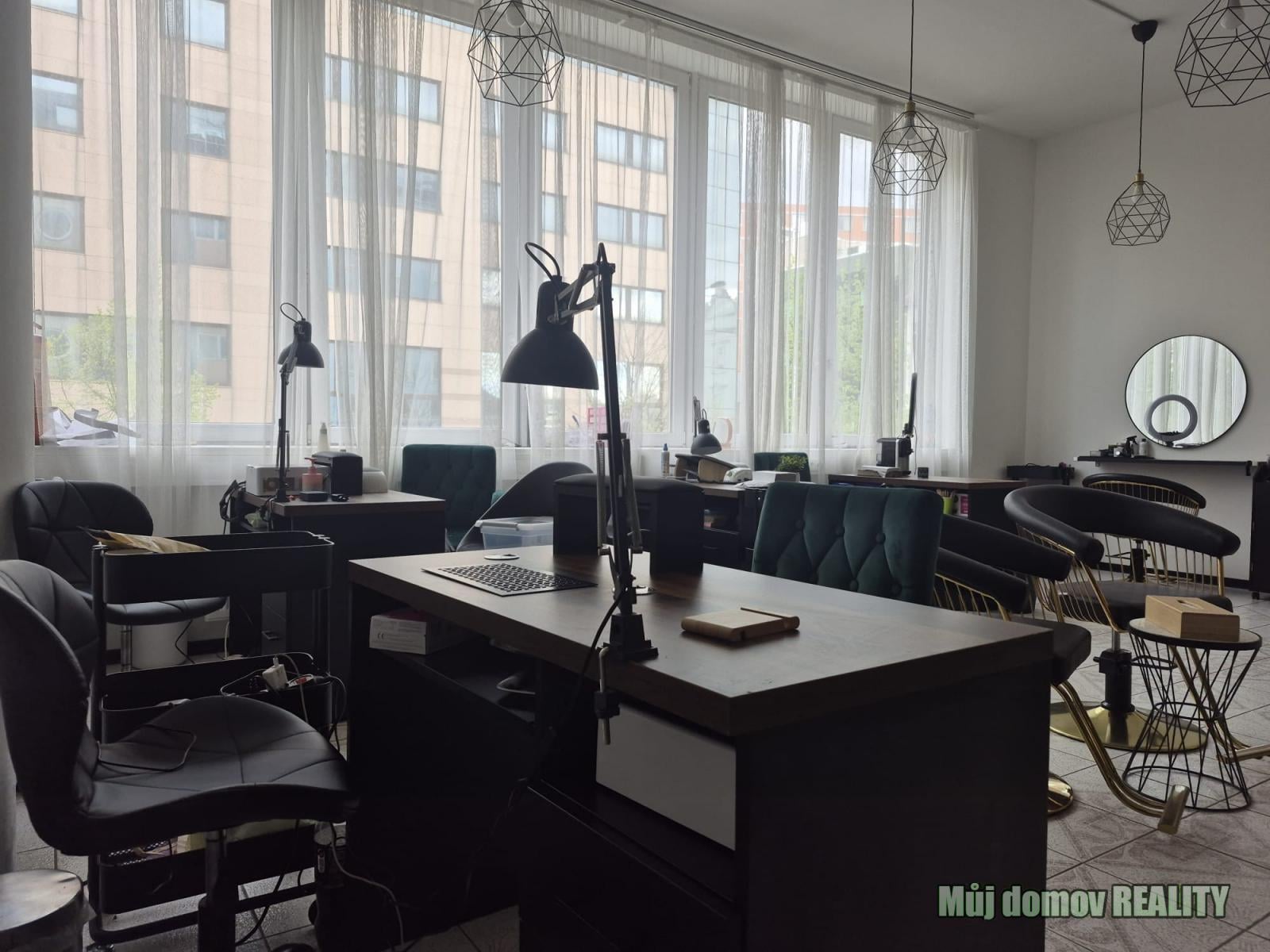 Nabízíme k pronájmu pracovní křesla k pronajmu v zavedeném salonu krásy v atraktivní lokalitě Libeň – foto 1