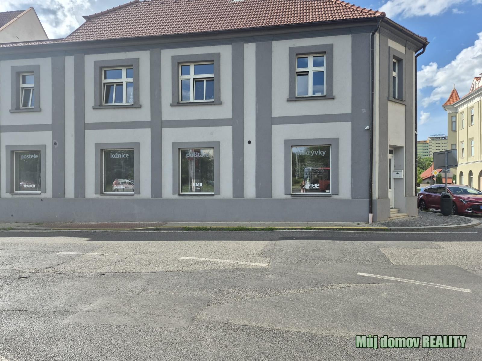 PRONÁJEM OBCHODNÍHO PROSTORU + BYT 3+KK | ŽATEC Husitské náměstí – foto 1