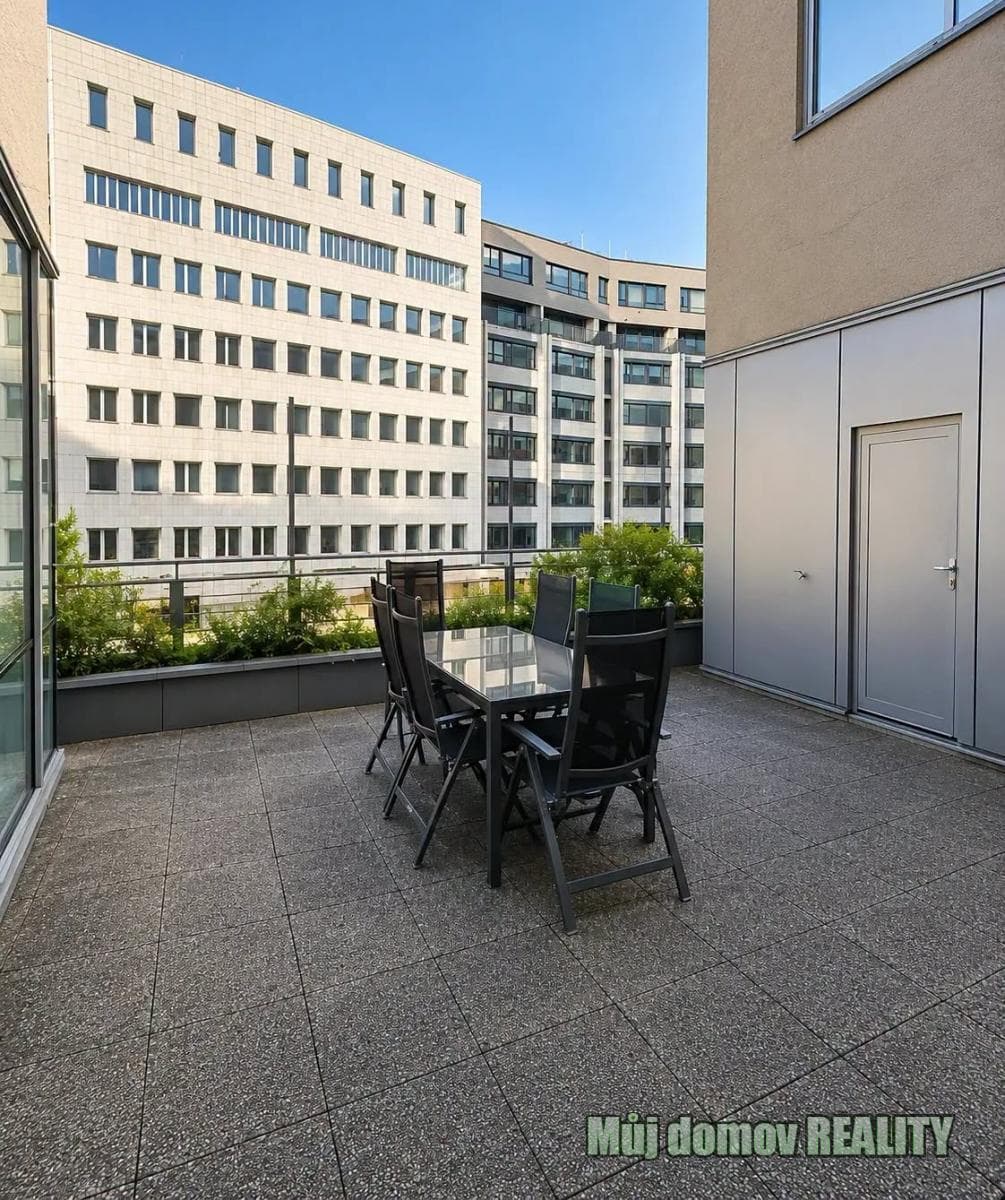 Moderní kancelář 45 m² s terasou k podnájmu Praha 4, Nusle