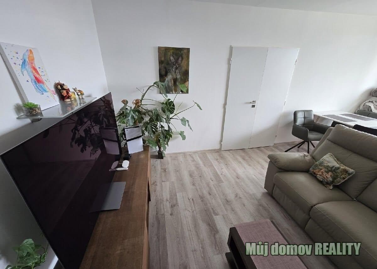 Pronájem bytu 3+1, 79 m² prosklená lodžie 7 m², Praha 8 Bohnice