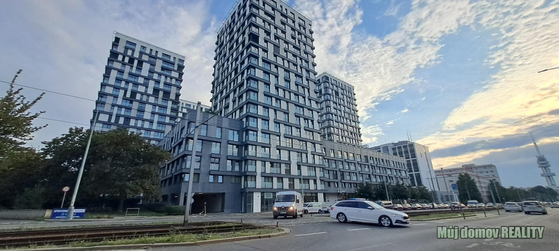 Pronájem kompletně zařízeného bytu 2+1, 79 m² Garden Towers, Praha 3 Žižkov